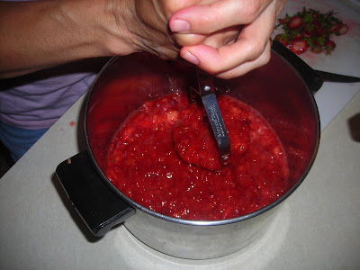 How to Make Homemade Strawberry Jam (Easy!)